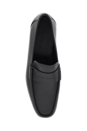 FERRAGAMO Luxurious Italian Leather Loafers for Men - Classic Black Moccasins for SS24