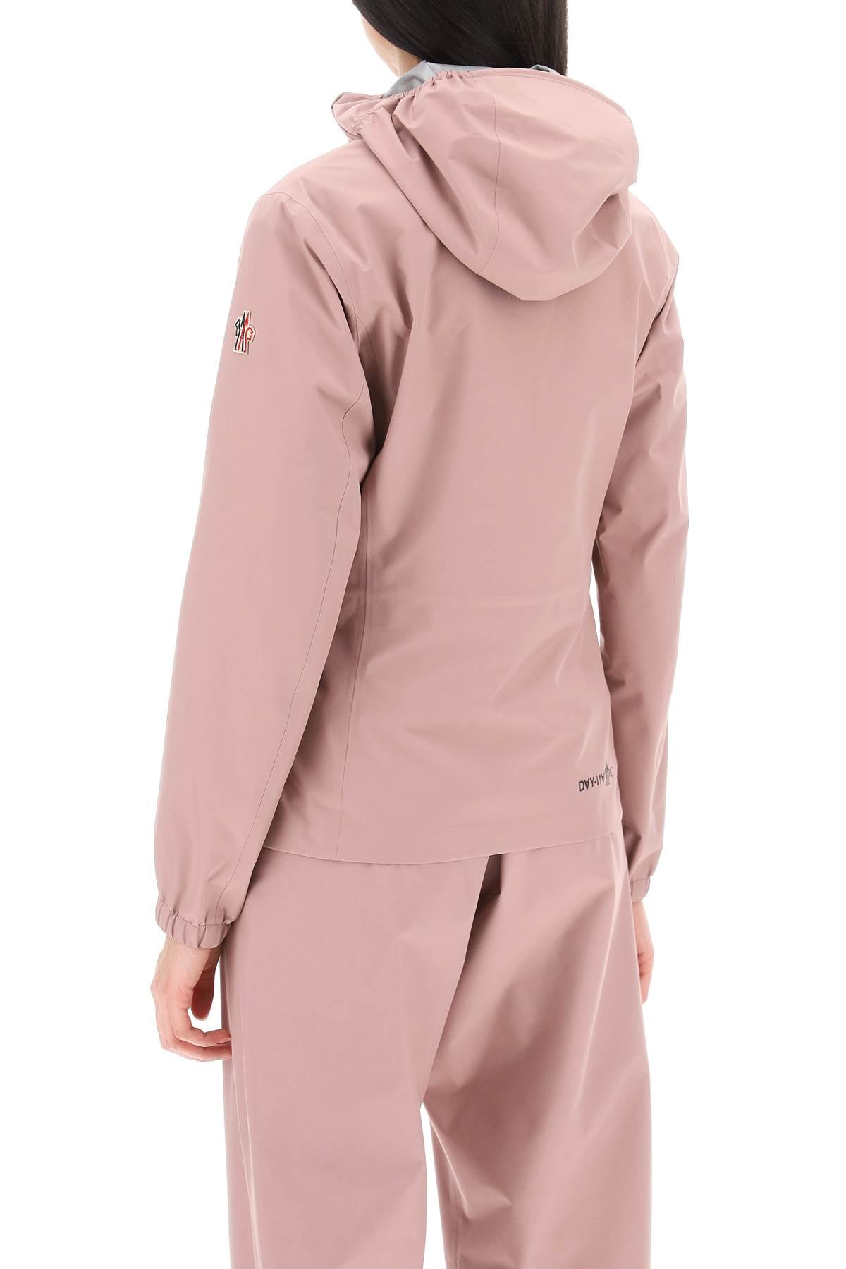 Áo khoác hồng nhẹ từ bộ sưu tập SS24 của thương hiệu thời trang cao cấp