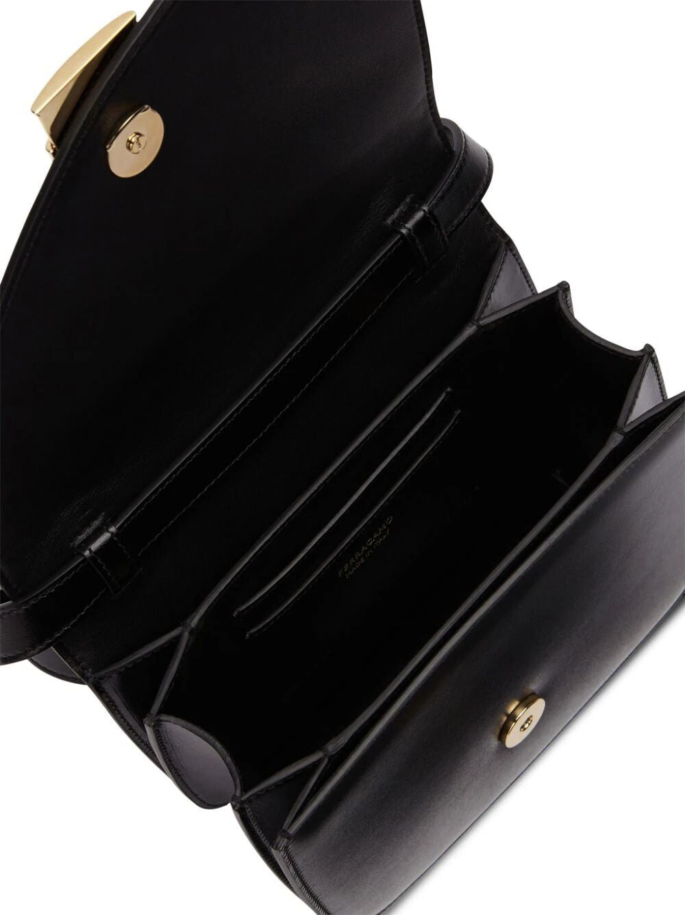 Túi đeo vai dạng hộp, có viền không đối xứng, được làm bằng da bê màu đen cho phụ nữ