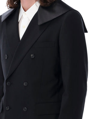 Áo blazer len hai hàng khuy với cổ lụa bạc cho quý ông SS24
