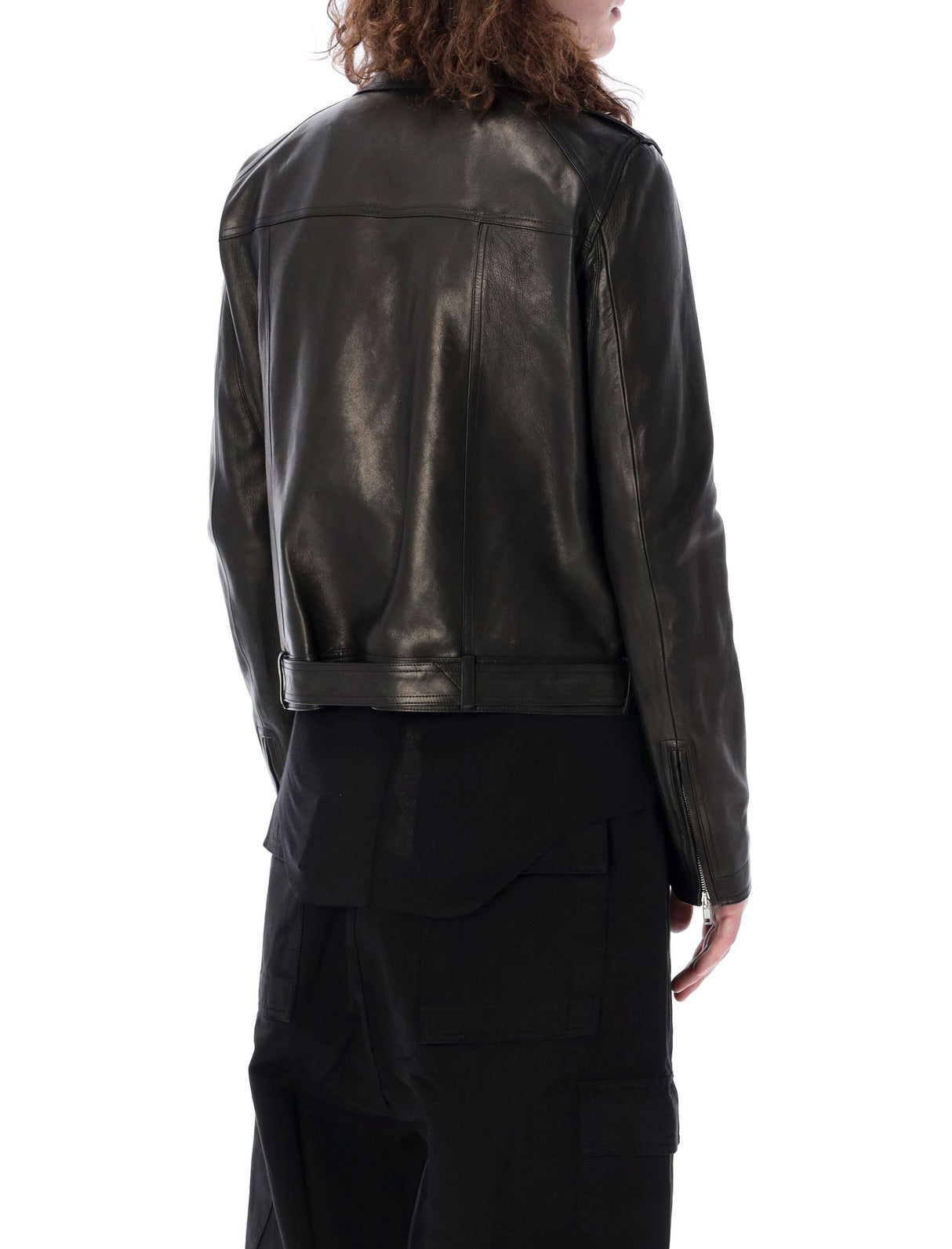 Áo khoác da nam màu đen với phần cài đặt và chi tiết zip có thể điều chỉnh