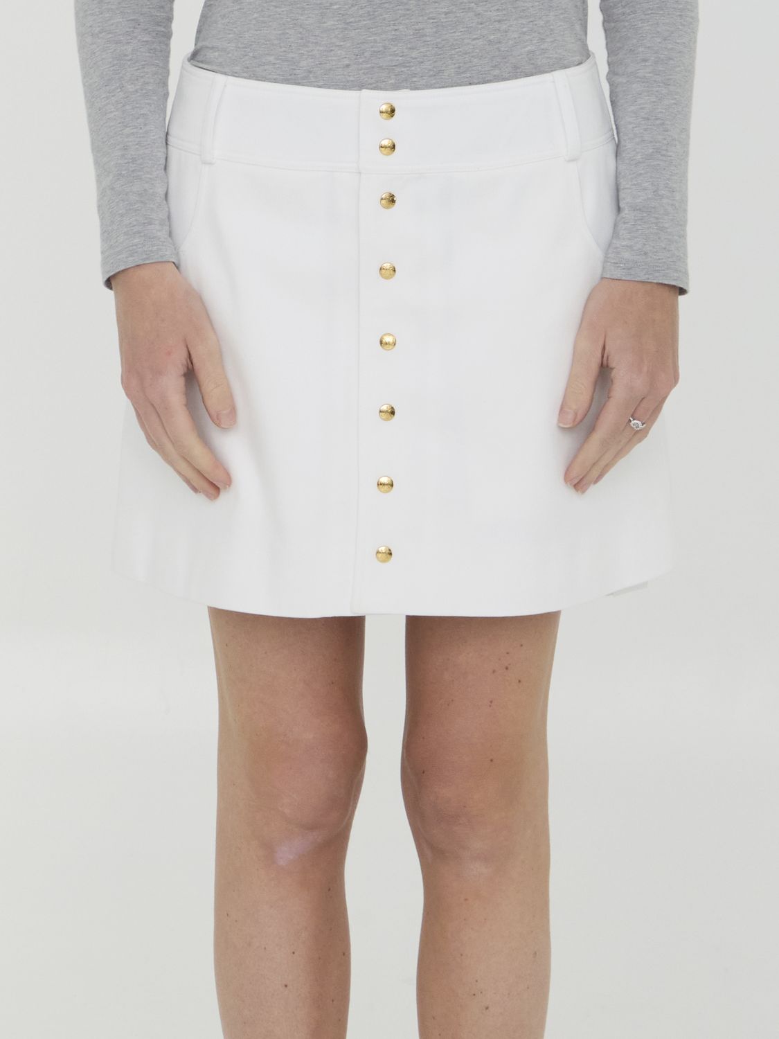 Chân váy ngắn màu trắng từ cotton, nút kim loại màu vàng - Thời trang nữ