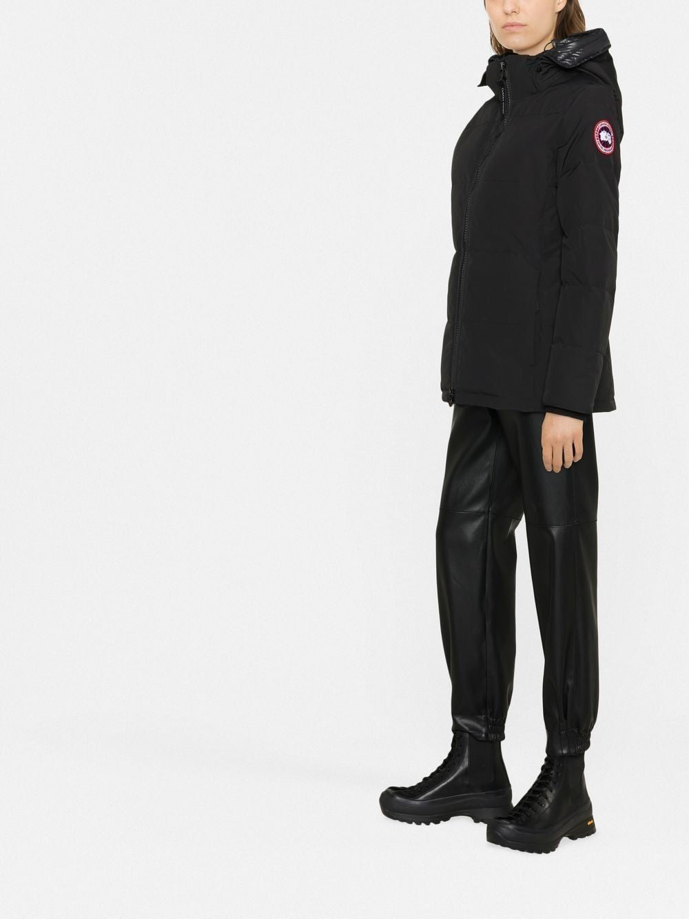 Áo khoác Parka đen FW22 cho nữ - Ấm áp, mềm mại và thời thượng!