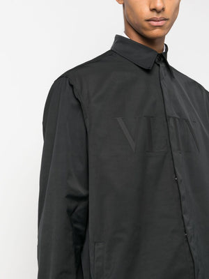 VALENTINO Áo khoác overshirt vải kỹ thuật màu đen cho mùa thu đông 2023