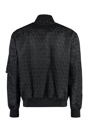 Áo khoác bomber Nylon màu đen với họa tiết đặc trưng và chi tiết cổ áo dệt kim cho nam