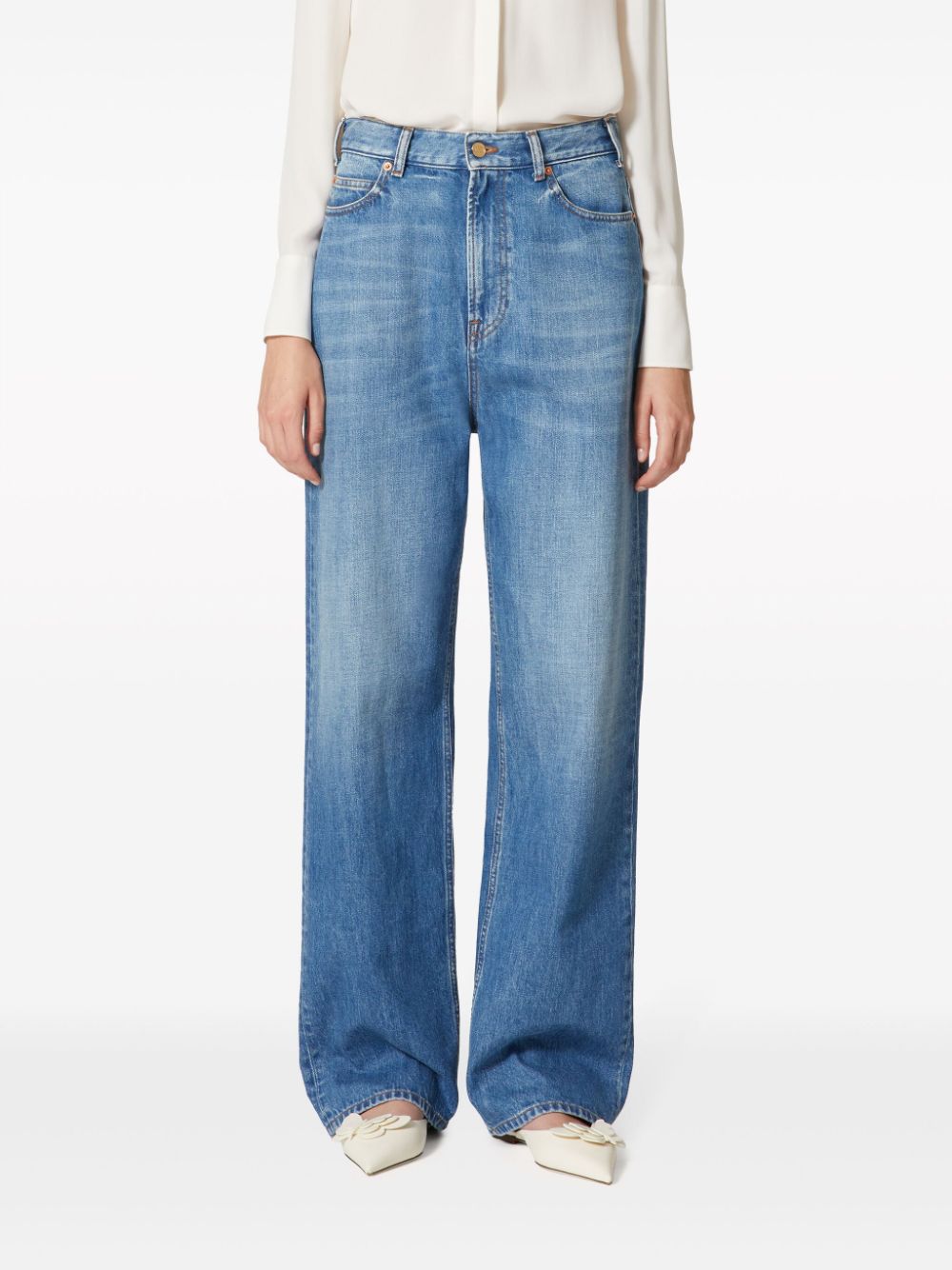 Quần jeans dài màu xanh nhạt với chi tiết chữ V