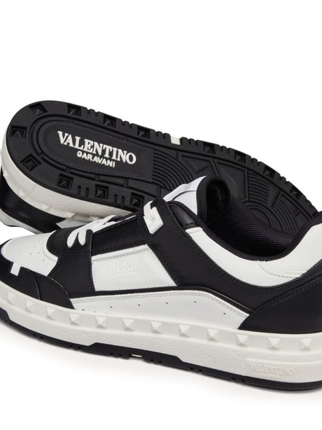 Giày Sneakers Nam Valentino Garavani Da Lộn với Chi Tiết Rockstud và Mũi Giày Lỗ Thông Hơi