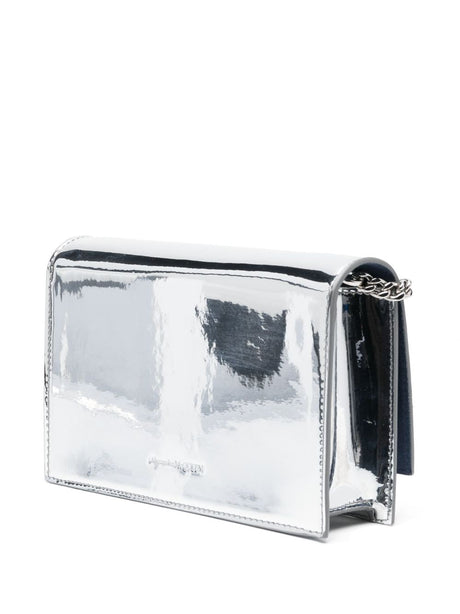 Túi xách nhỏ bạc với họa tiết đầu lâu từ Alexander McQueen