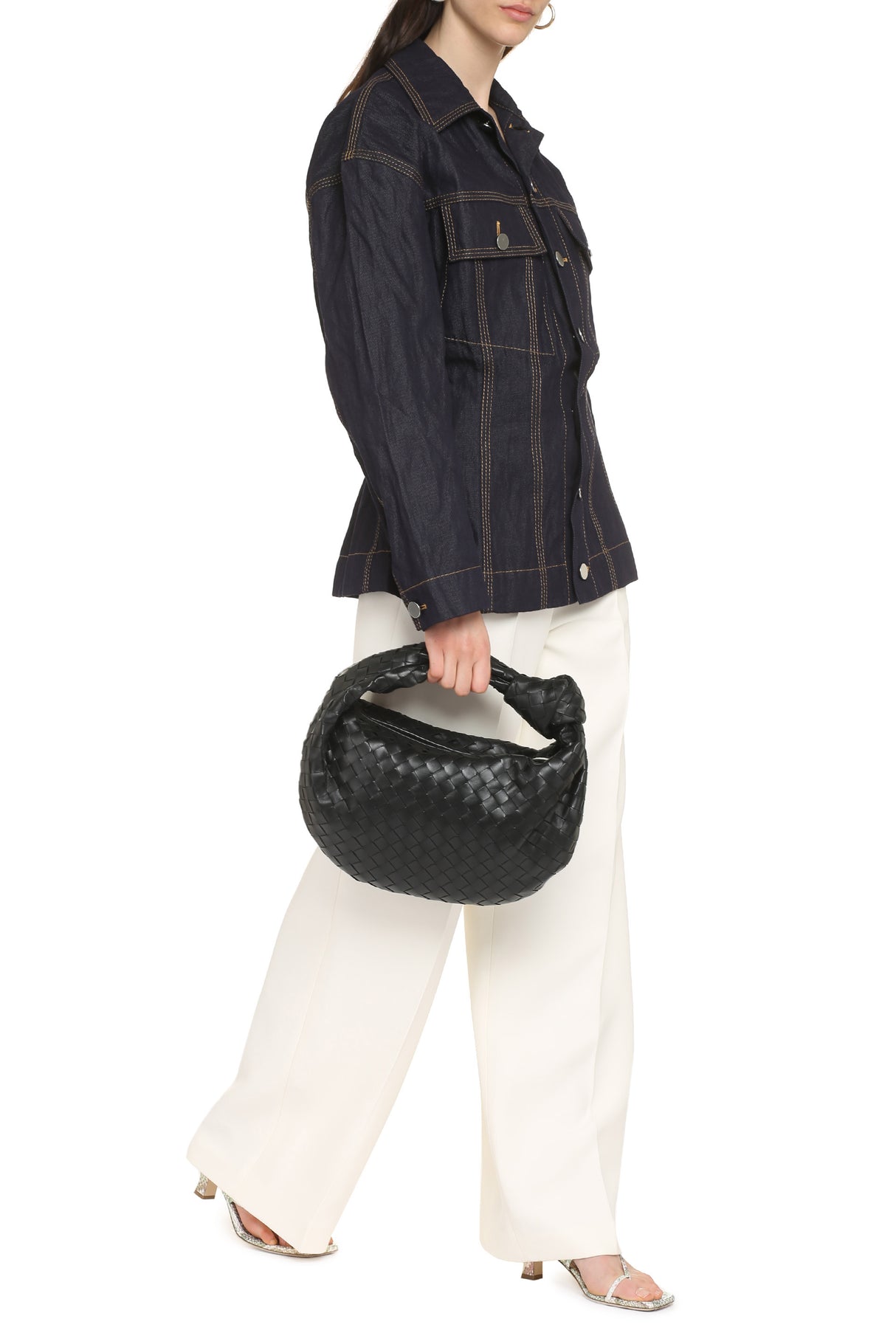 Áo khoác denim nữ cho bộ sưu tập SS22 với đường khâu tương phản và dây đai co giãn