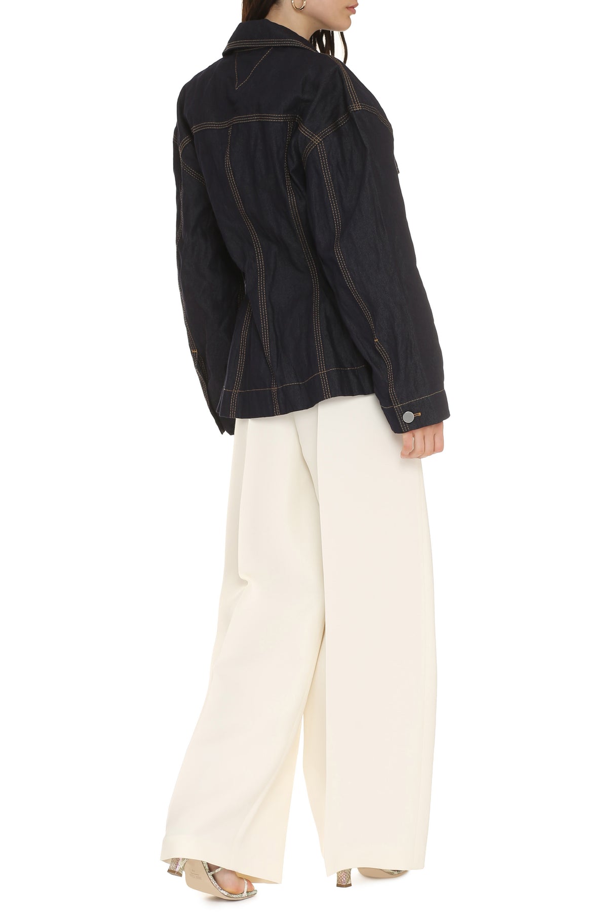 Áo khoác denim nữ cho bộ sưu tập SS22 với đường khâu tương phản và dây đai co giãn