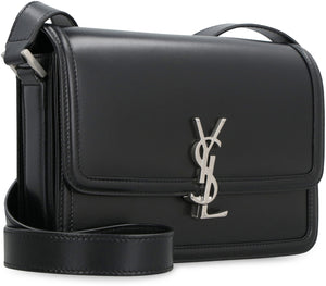 Túi đeo chéo da bê màu đen dành cho nam trong bộ sưu tập SS23