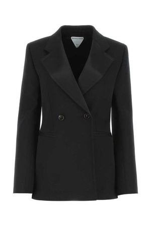 Áo khoác len đôi hàng sang trọng với cổ bằng satin cho phụ nữ mặc màu đen