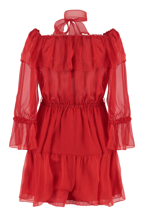 Áo đầm chiffon sang trọng được nhúng ruffe với cổ áo và chi tiết khăn quàng đính kèm màu đỏ cho mùa Xuân Hè 2023