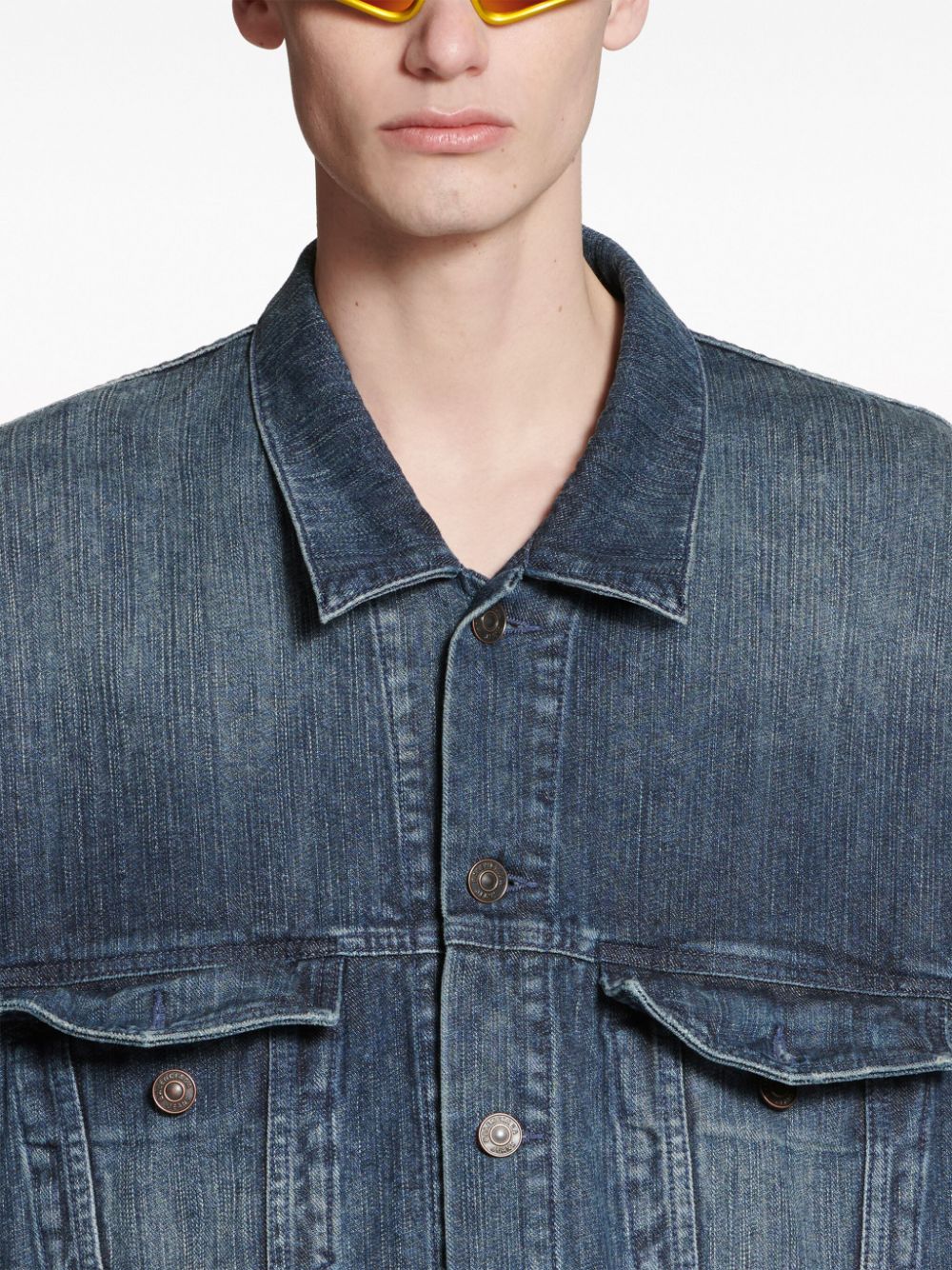 Áo khoác denim màu xanh lớn cỡ với nút trước cổ điển và túi trước