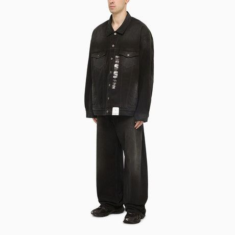 Áo khoác denim đen với nhãn kích cỡ cho nam giới