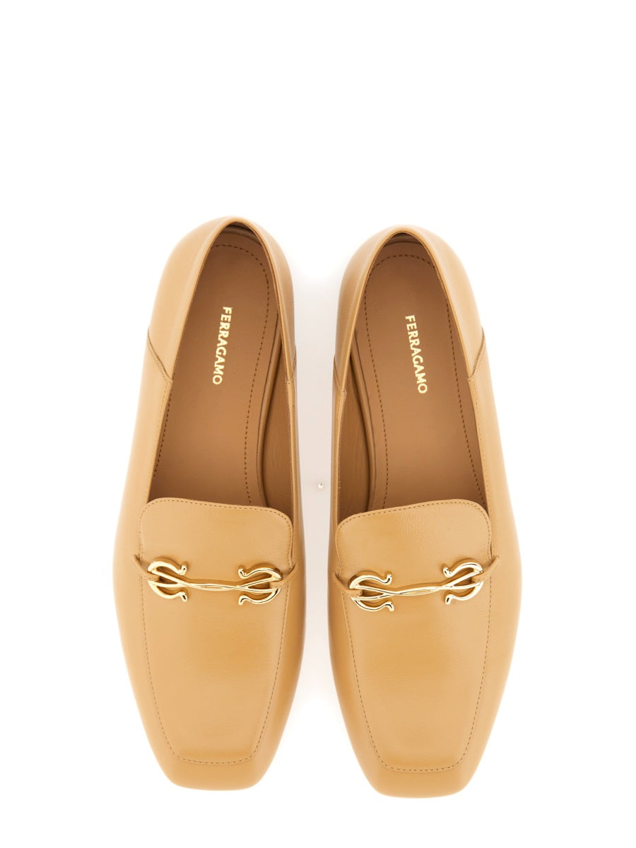 FERRAGAMO Elegant Leather Loafer for Women