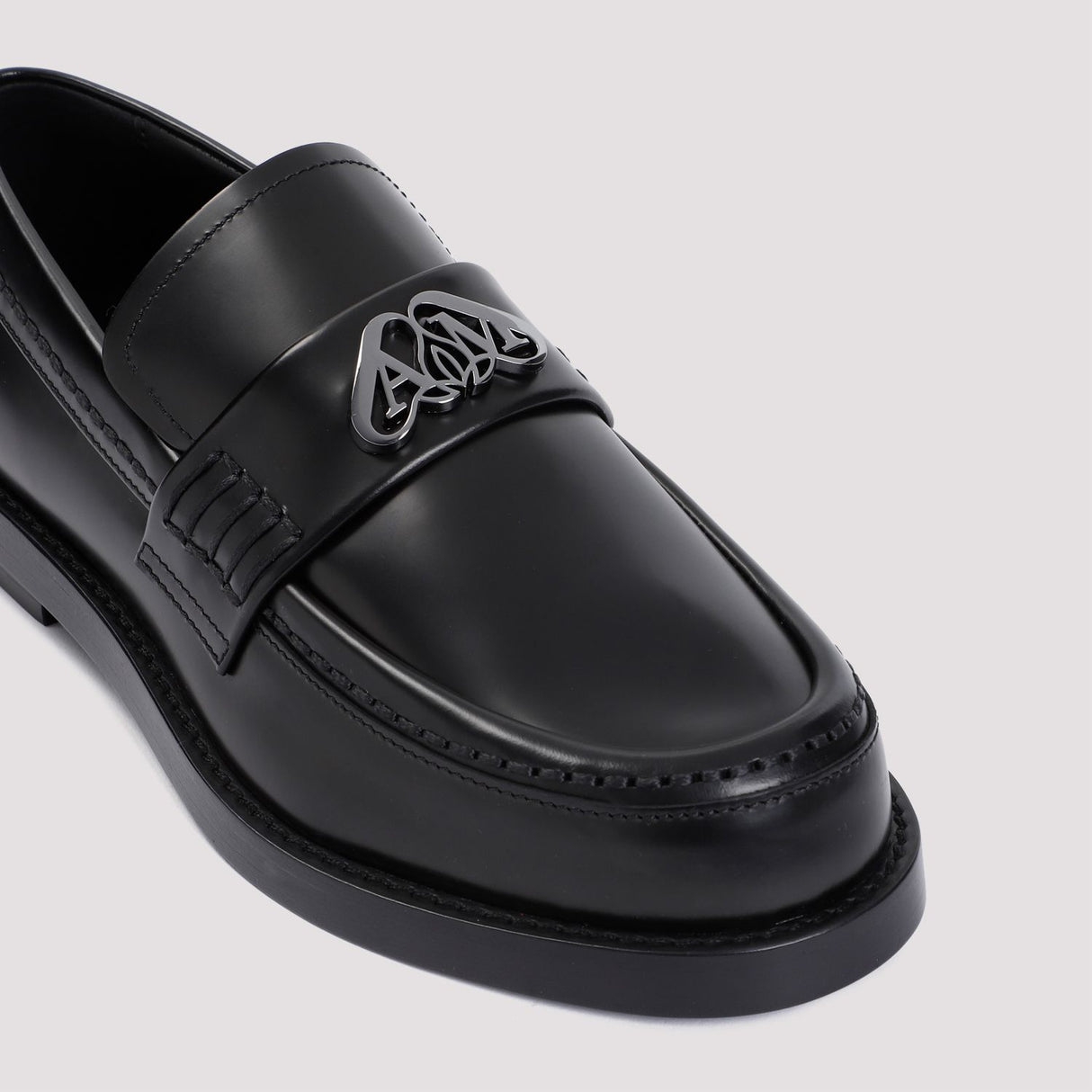 Giày Lười Slip-On Màu Đen Cá Tính Có Phụ Kiện Bạc Sang Trọng