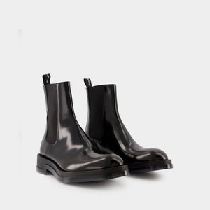 ALEXANDER MCQUEEN Boots lửng Chelsea - Da đen bóng, đế trong suốt