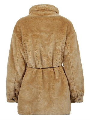 Áo khoác len nhái lông màu be với đai eo và cổ áo kiểu áo sơ mi