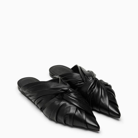 Giày bệt da đen nhọn với phần trên được đan