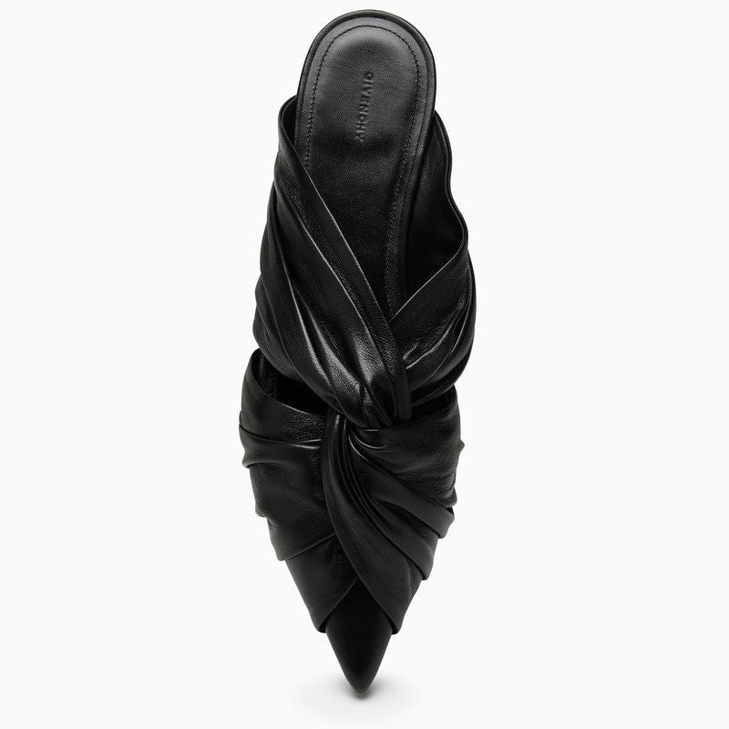 Giày bệt da đen nhọn với phần trên được đan