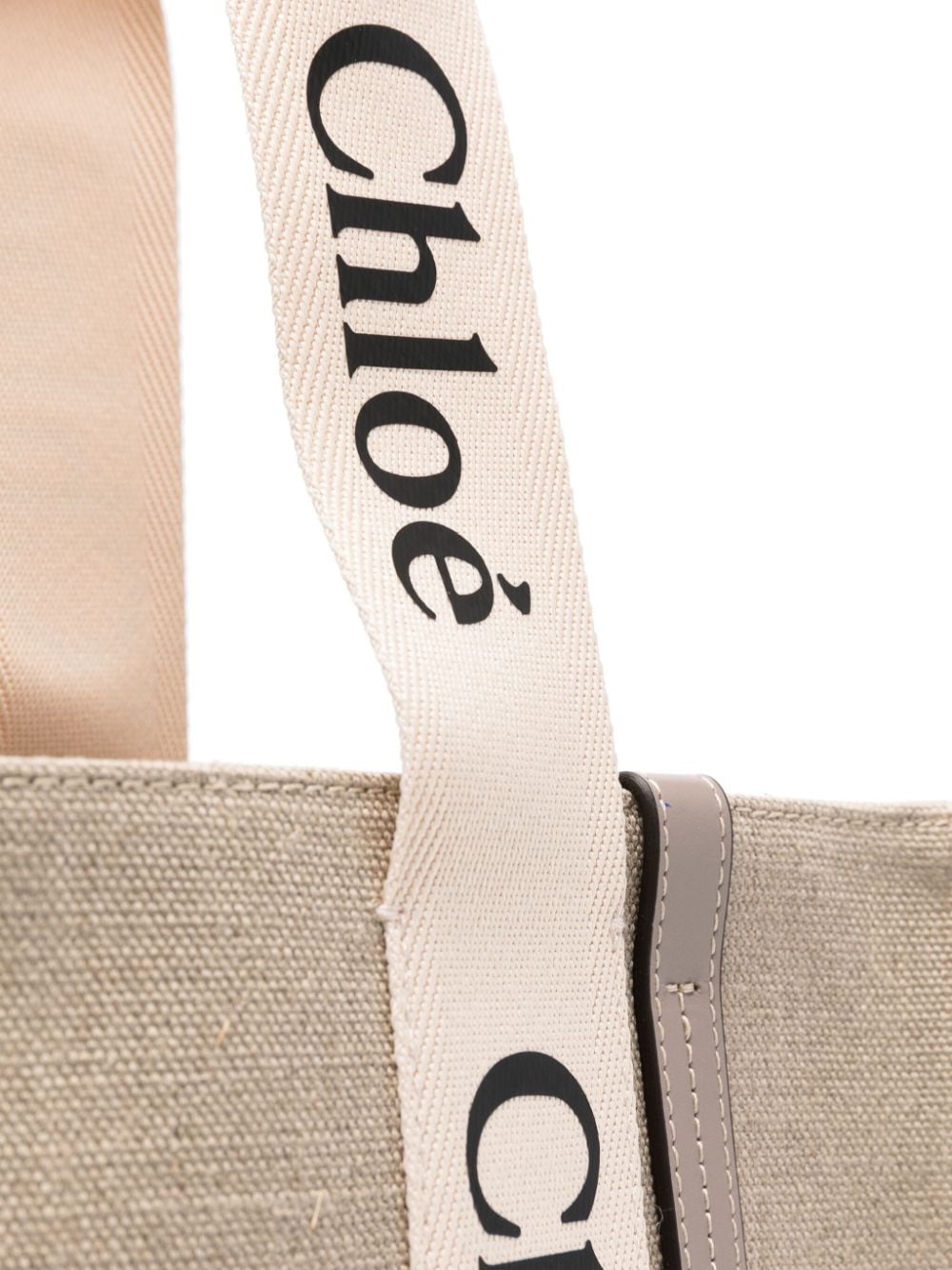 Túi xách đeo vai từ bộ sưu tập SS24, chất liệu lanh và da bò thật của CHLOÉ