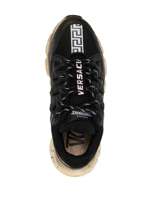 Đôi giày da nam màu đen với chi tiết kiểu Hy Lạp từ Versace