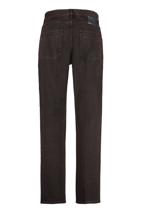 Quần Jean dài ống thẳng 5 túi nam màu nâu với nhãn logo phía sau và chất liệu 100% cotton