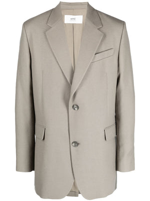 Áo khoác đơn dài rộng cho nam từ AMI PARIS màu nâu cát với lớp vải len ấm áp cho mùa thu đông FW23.