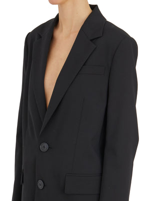 Áo vest đen cổ điển và quần dài cho người phụ nữ hiện đại