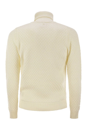 RAKKI HONEYCOMB STITCH TURTLENECK SWEATER - MEN'S MEDIUM