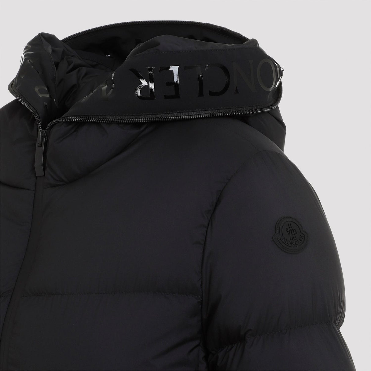 MONCLER Elegant Puffer Jacket in Black