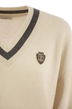 BRUNELLO CUCINELLI Elegant Cashmere V-Neck Sweater with Contrast Stripe