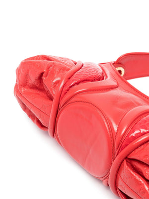 Túi xách nữ màu đỏ tươi với hoa văn đặc trưng và hiệu ứng da cá sấu