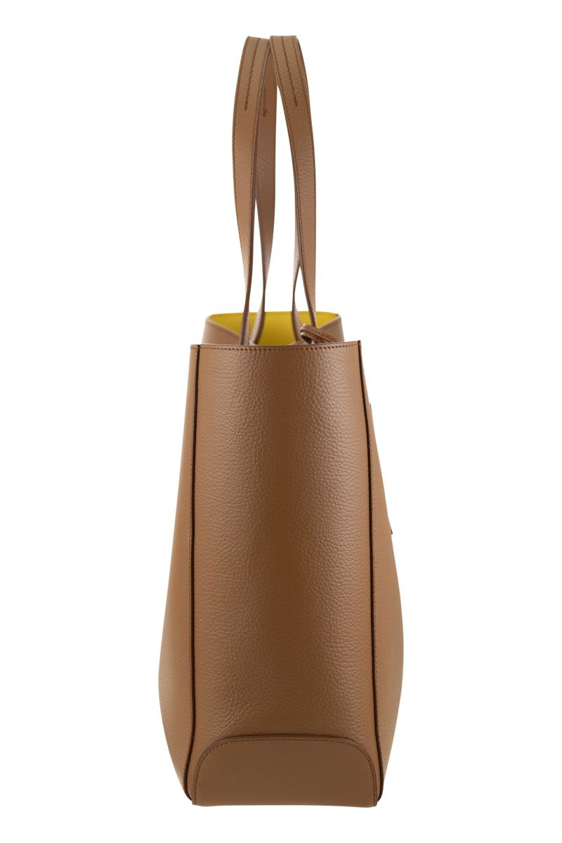 Túi xách đeo vai da nâu với thiết kế tinh tế và chi tiết đặc trưng