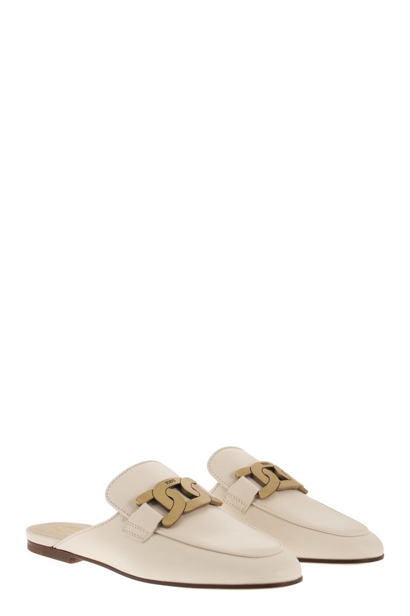 TOD'S Stylish Leather Slides with Antiqued Gold Metal Chain Detail for Women