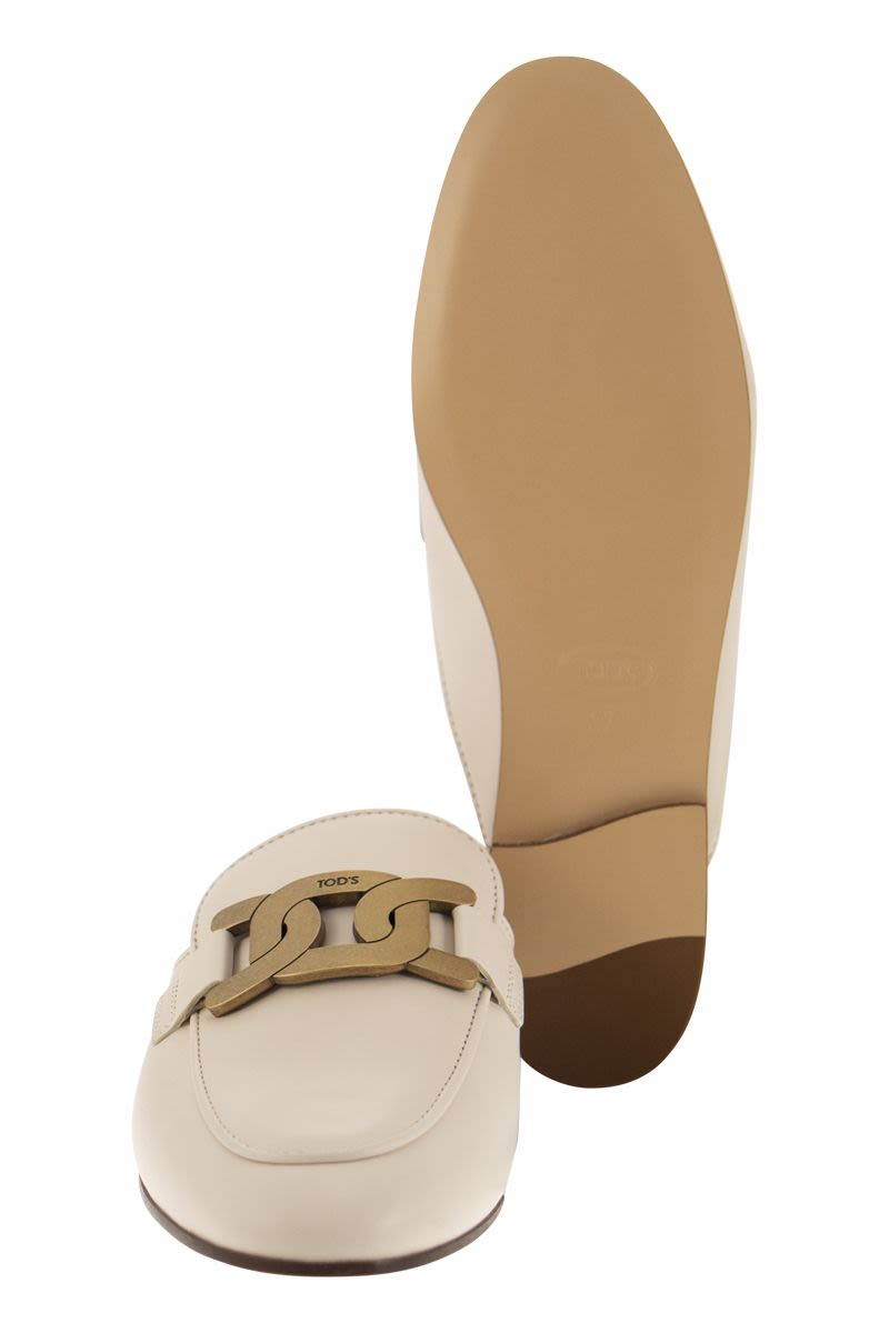 TOD'S Stylish Leather Slides with Antiqued Gold Metal Chain Detail for Women