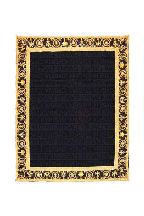 Chăn len Sang trọng với Hoa văn Logo và Viền Lụa Vàng